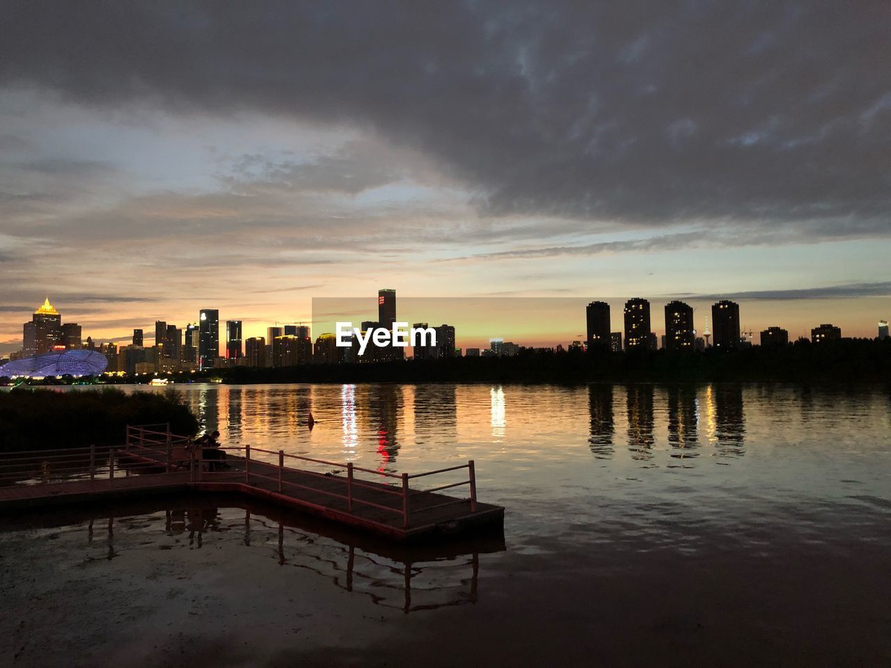 SCENIC VIEW OF RIVER BY BUILDINGS AGAINST SKY