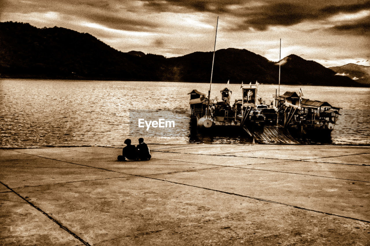 GROUP OF PEOPLE ON THE SEA