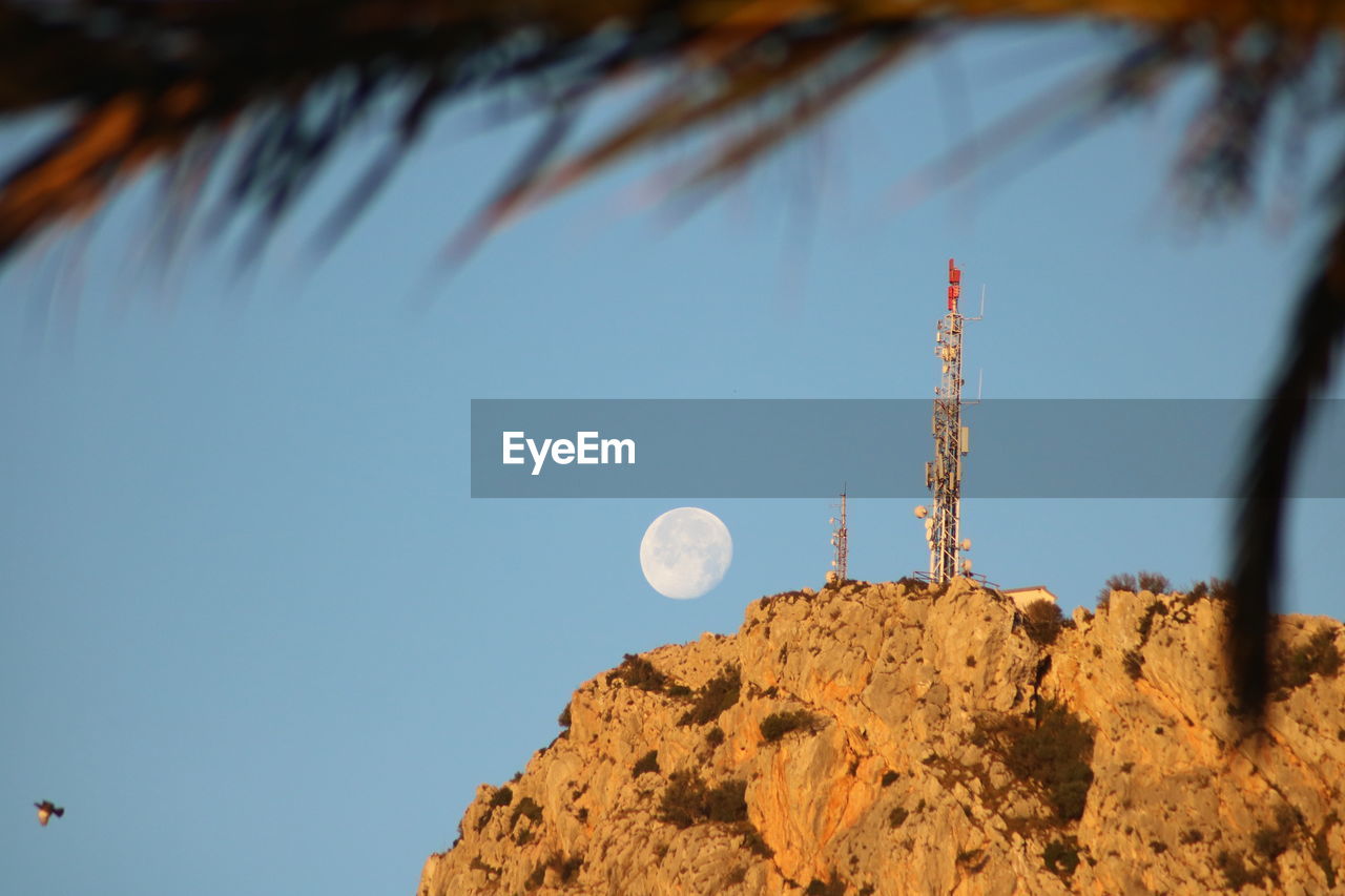 LOW ANGLE VIEW OF COMMUNICATIONS TOWER AGAINST SKY