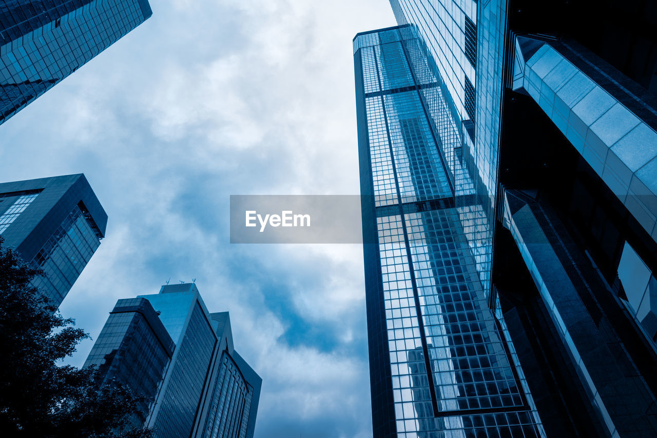 LOW ANGLE VIEW OF BUILDINGS AGAINST SKY IN CITY