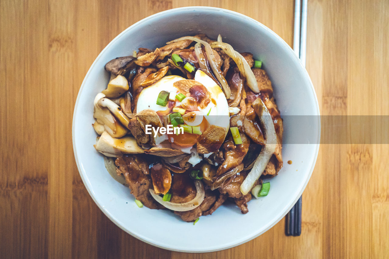 HIGH ANGLE VIEW OF NOODLES IN BOWL