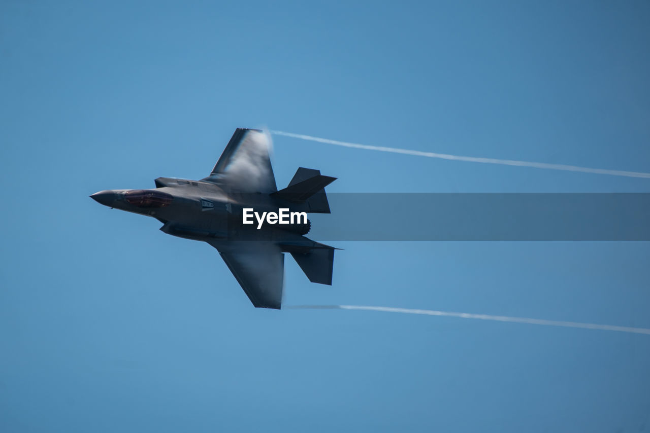 LOW ANGLE VIEW OF AIRPLANE FLYING AGAINST SKY