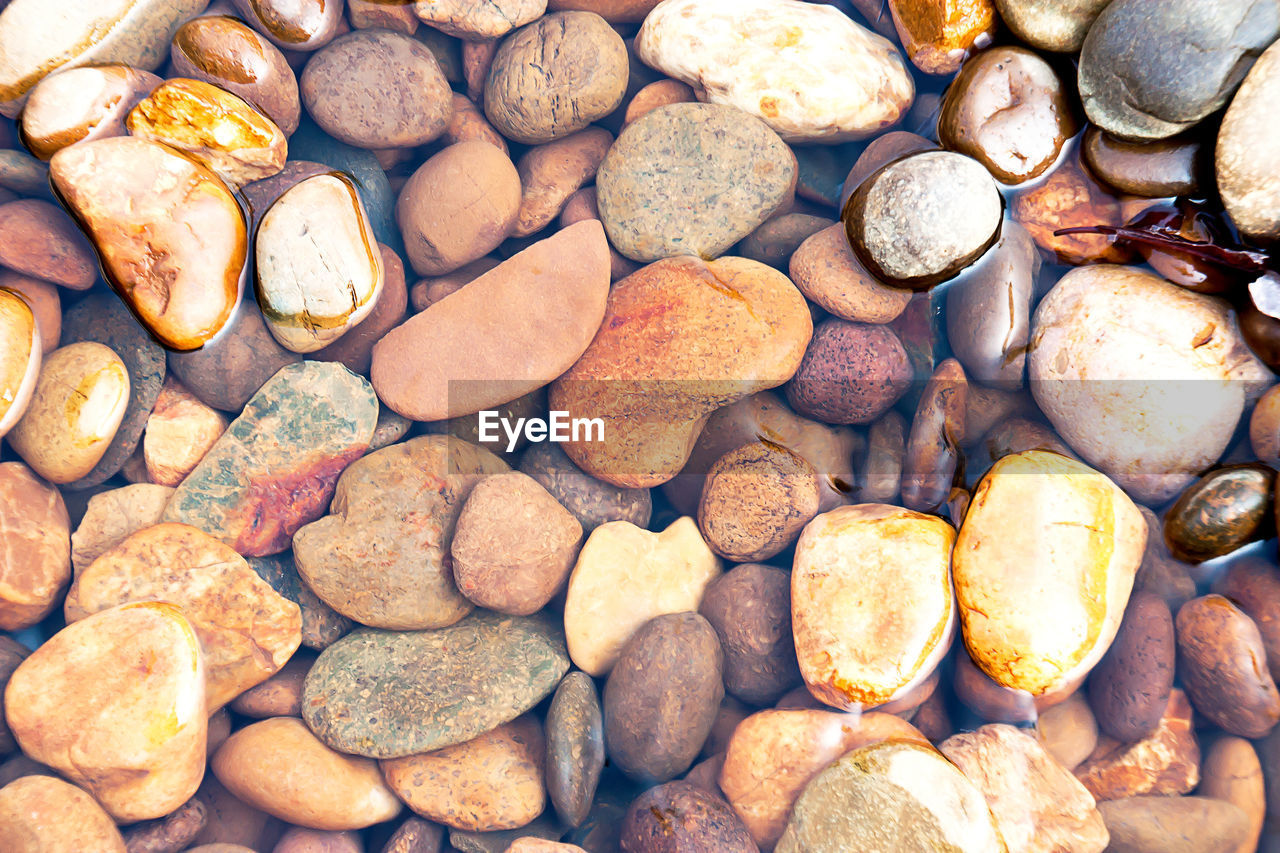 FULL FRAME SHOT OF PEBBLES ON BEACH