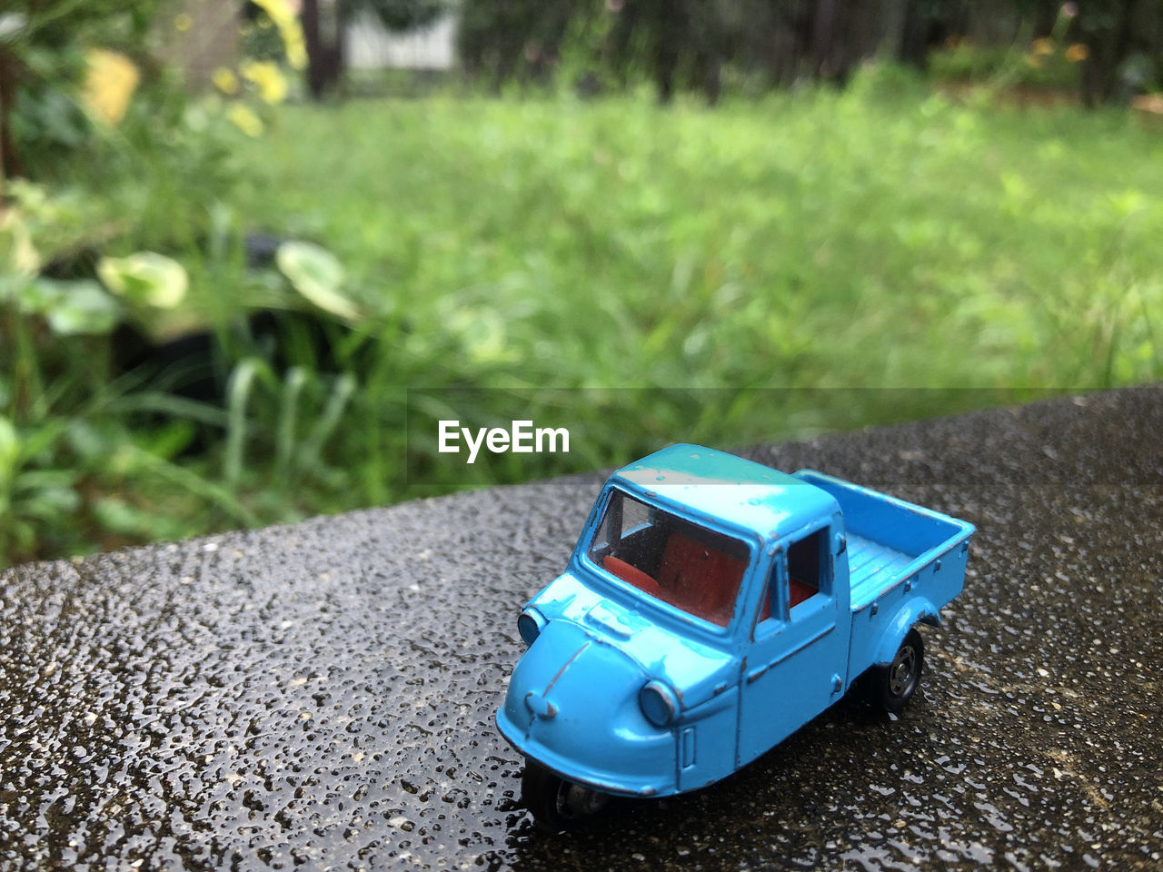 HIGH ANGLE VIEW OF TOY CAR ON ROAD