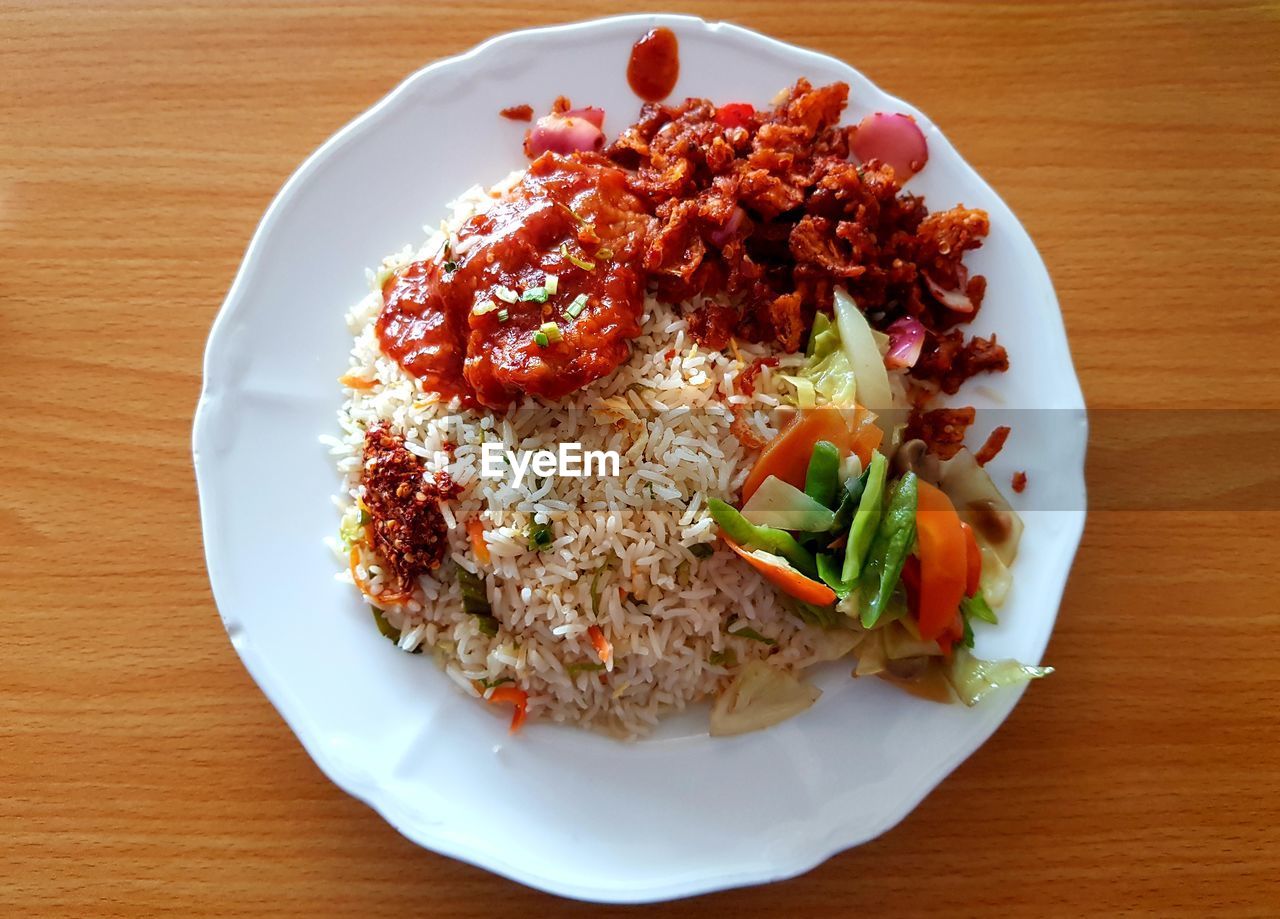 HIGH ANGLE VIEW OF SALAD ON TABLE