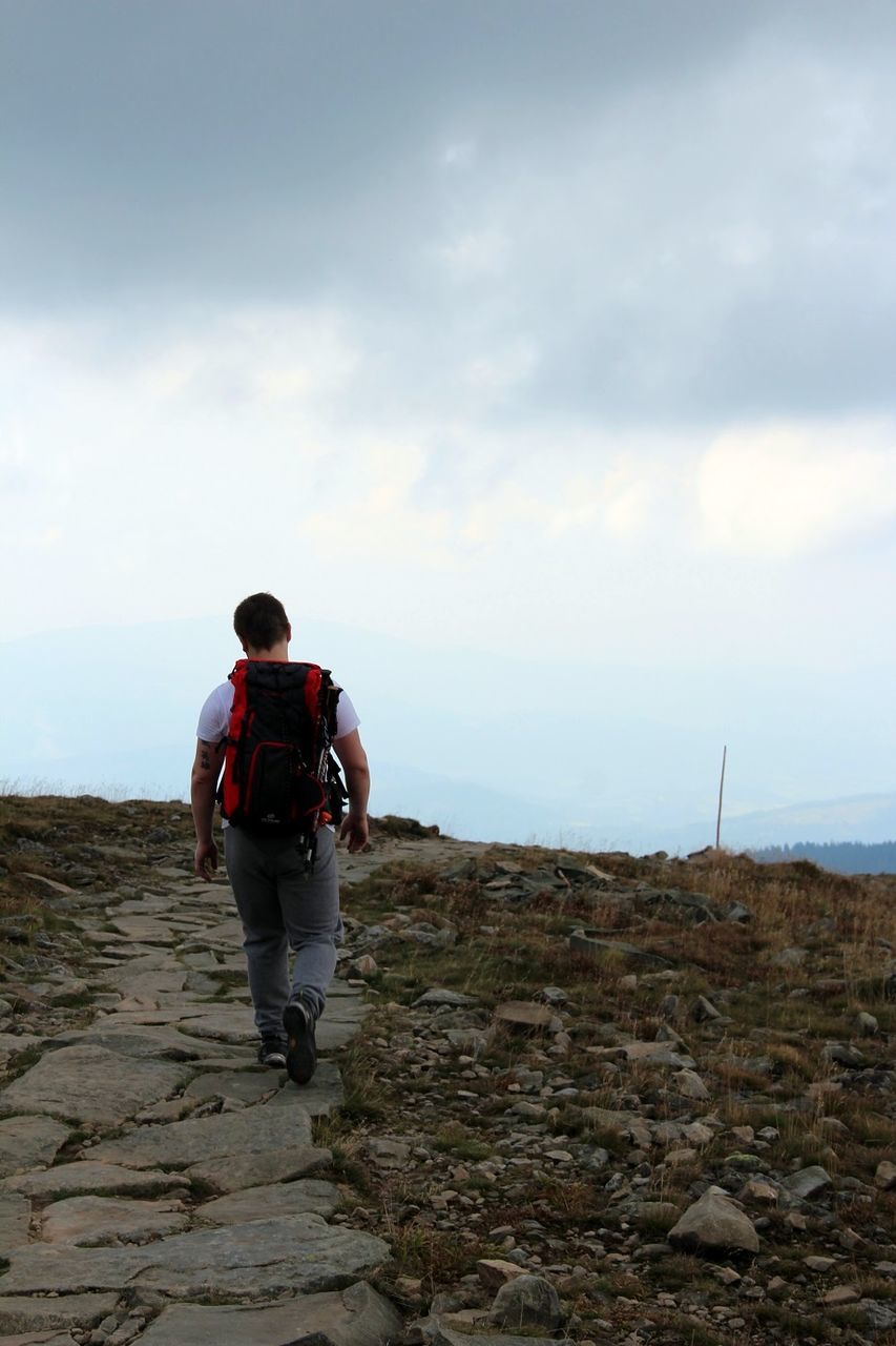 FULL LENGTH REAR VIEW OF MAN WALKING ON MOUNTAIN