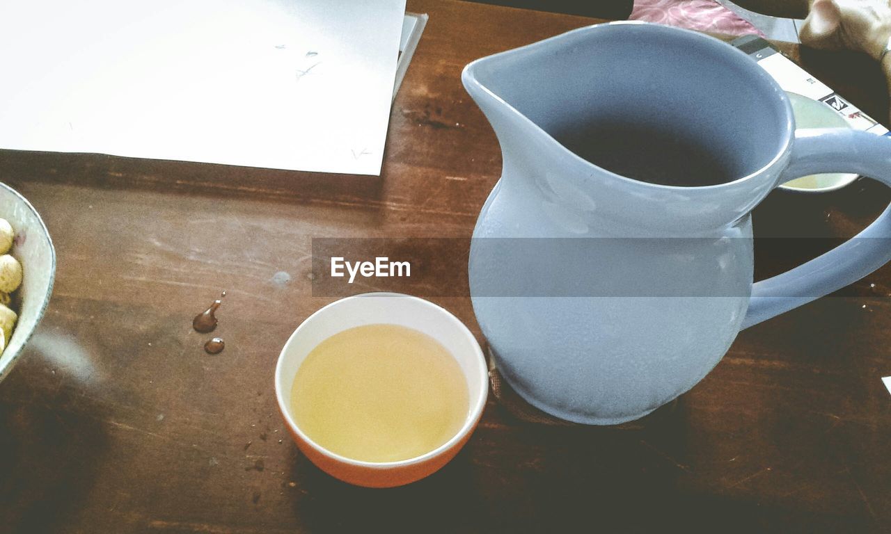 HIGH ANGLE VIEW OF TEA IN CUP ON TABLE