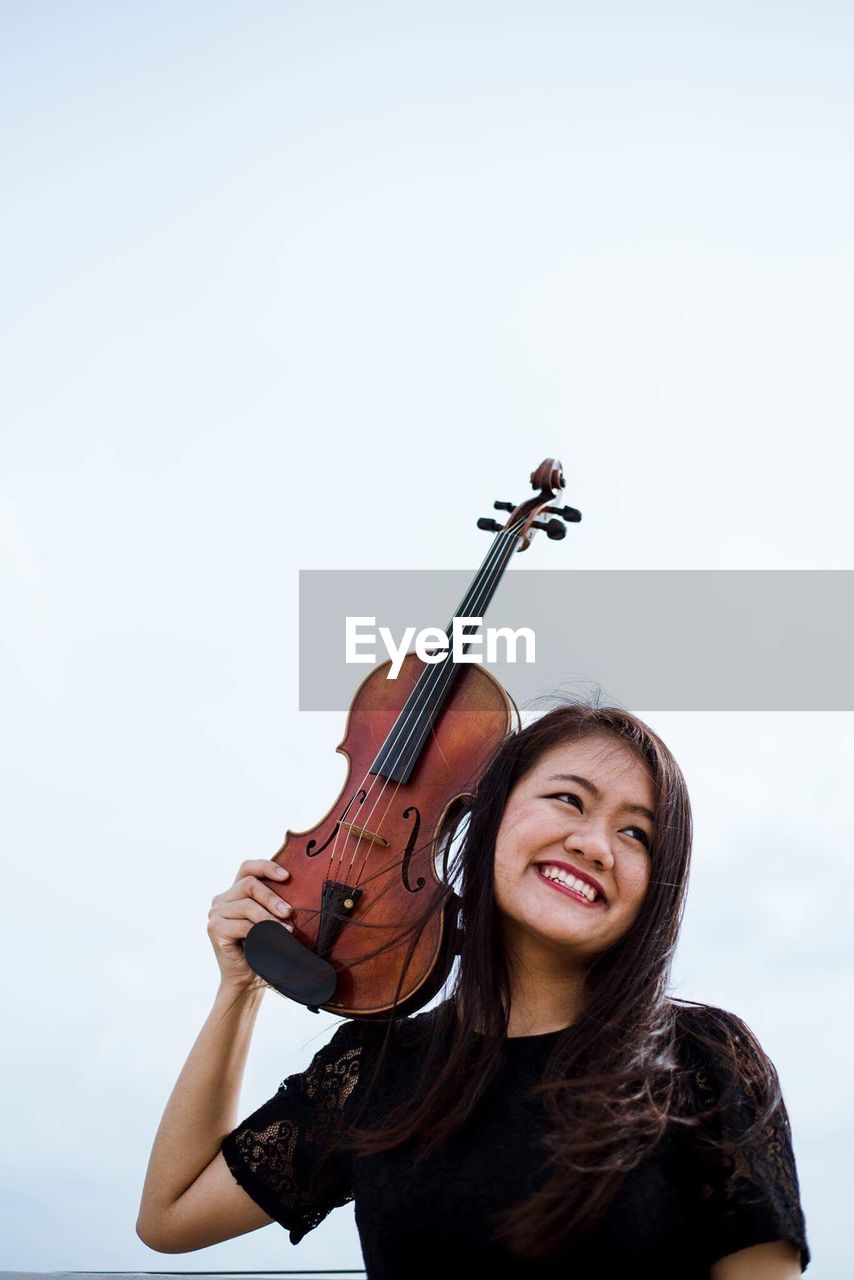 Portrait of young woman with violin