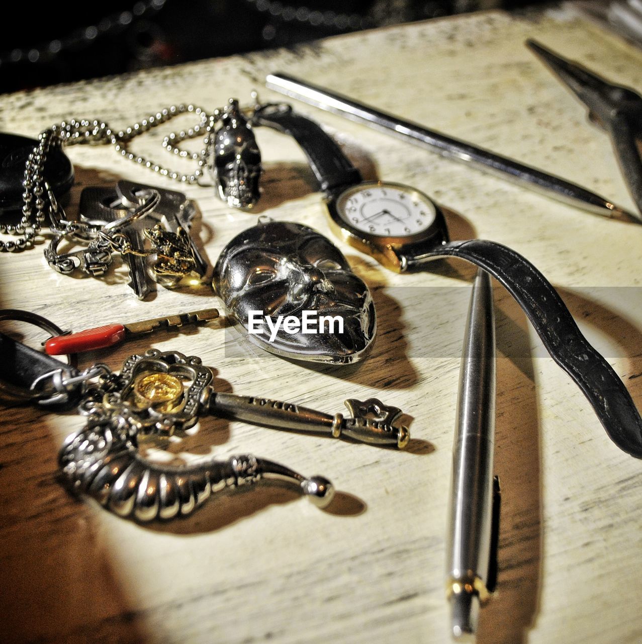 HIGH ANGLE VIEW OF VARIOUS AND OBJECTS ON TABLE