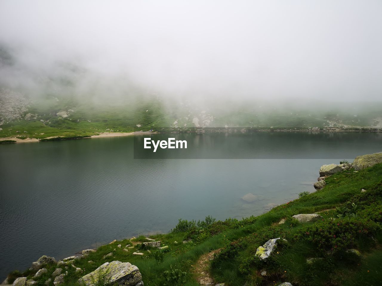 SCENIC VIEW OF LAKE AND TREES AGAINST SKY