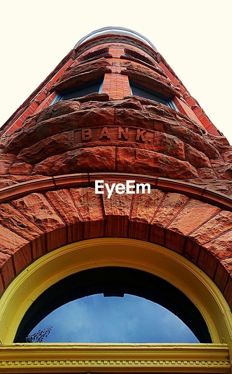 LOW ANGLE VIEW OF BUILT STRUCTURE AGAINST SKY