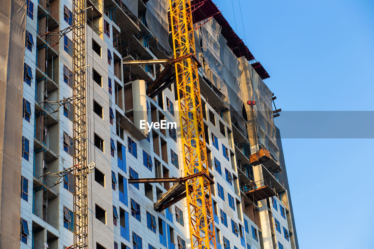 LOW ANGLE VIEW OF BUILDING AGAINST CLEAR BLUE SKY