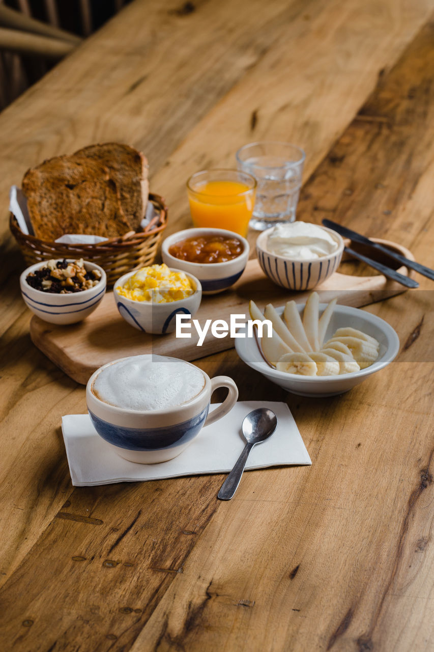 HIGH ANGLE VIEW OF BREAKFAST IN BOWL