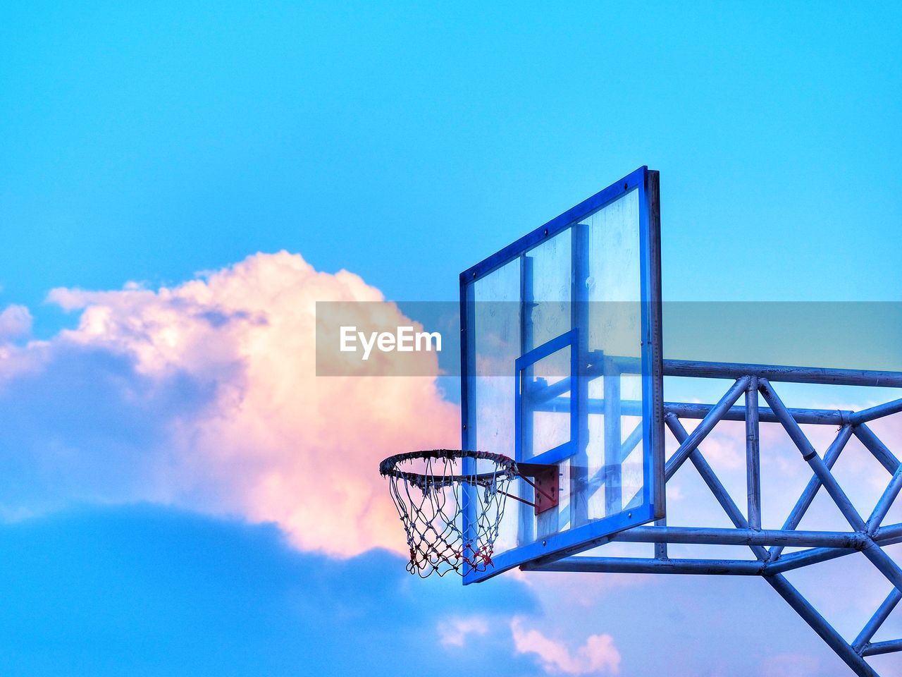 LOW ANGLE VIEW OF BASKETBALL COURT AGAINST SKY