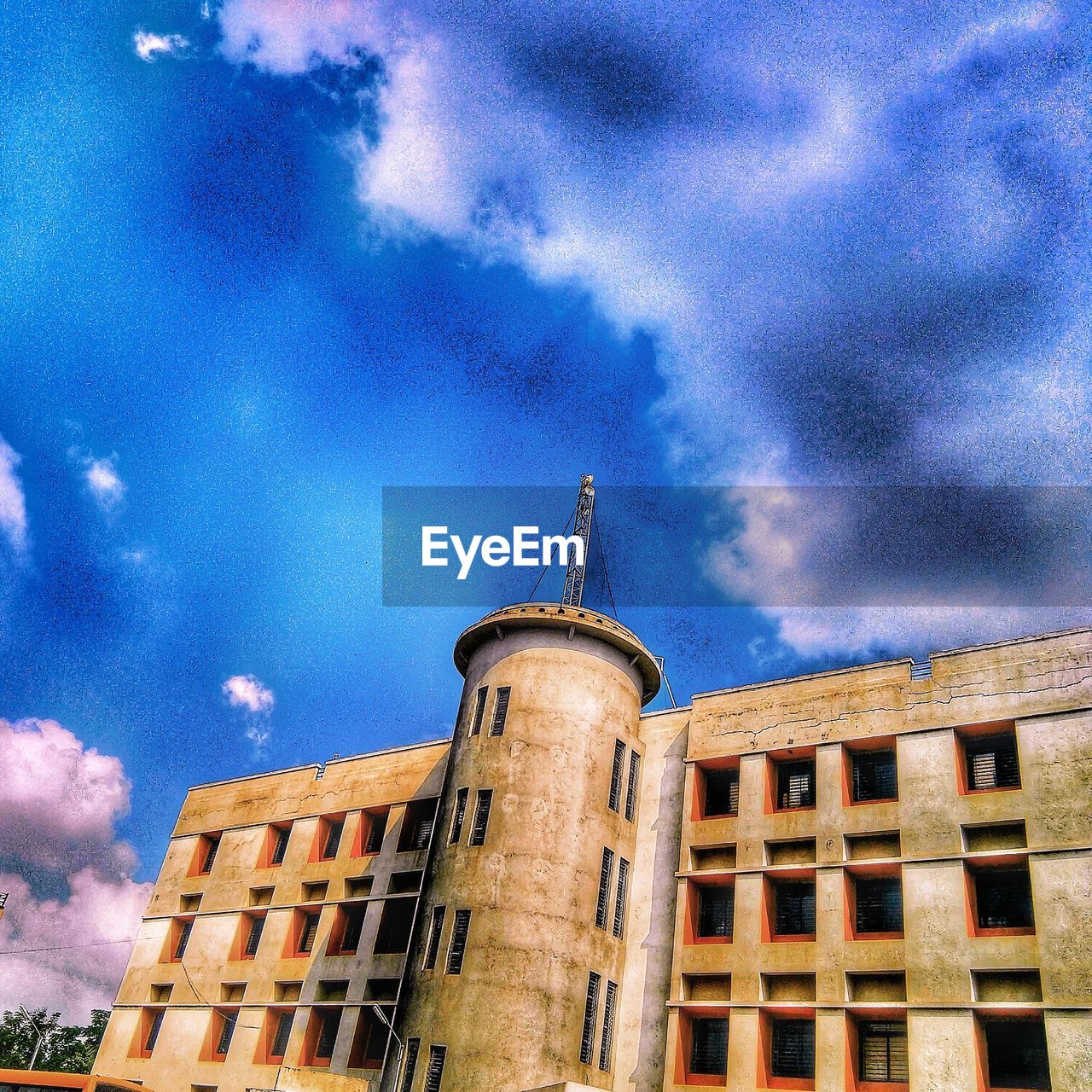 LOW ANGLE VIEW OF RESIDENTIAL BUILDING AGAINST SKY