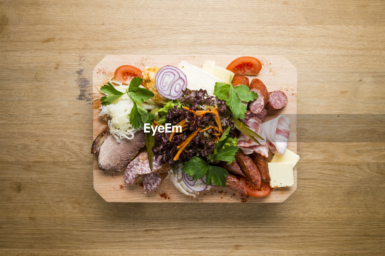 HIGH ANGLE VIEW OF FOOD IN PLATE