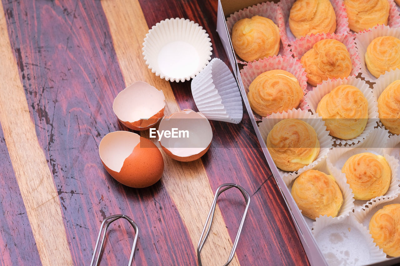 HIGH ANGLE VIEW OF CUPCAKES ON TABLE AT HOME