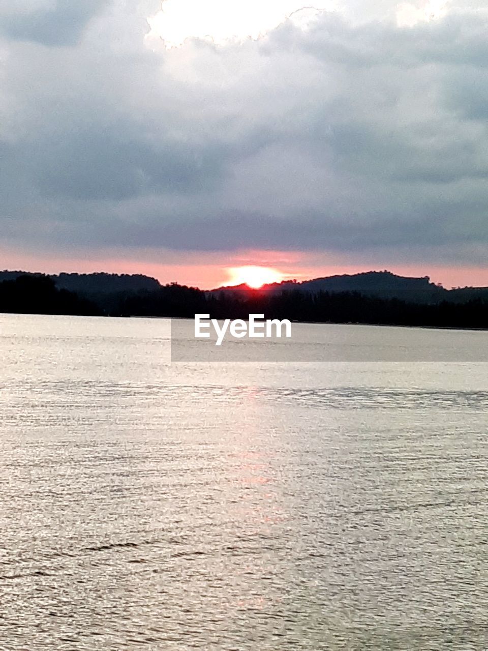 SCENIC VIEW OF SEA BY MOUNTAINS AGAINST SKY