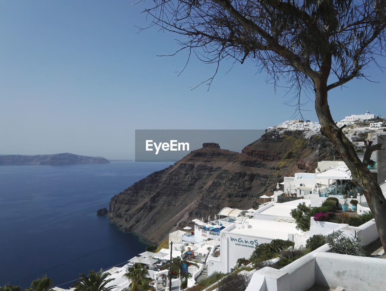 SCENIC VIEW OF BUILDINGS AND MOUNTAIN AGAINST SKY