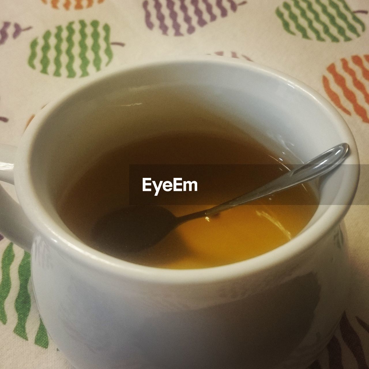 HIGH ANGLE VIEW OF TEA IN CUP
