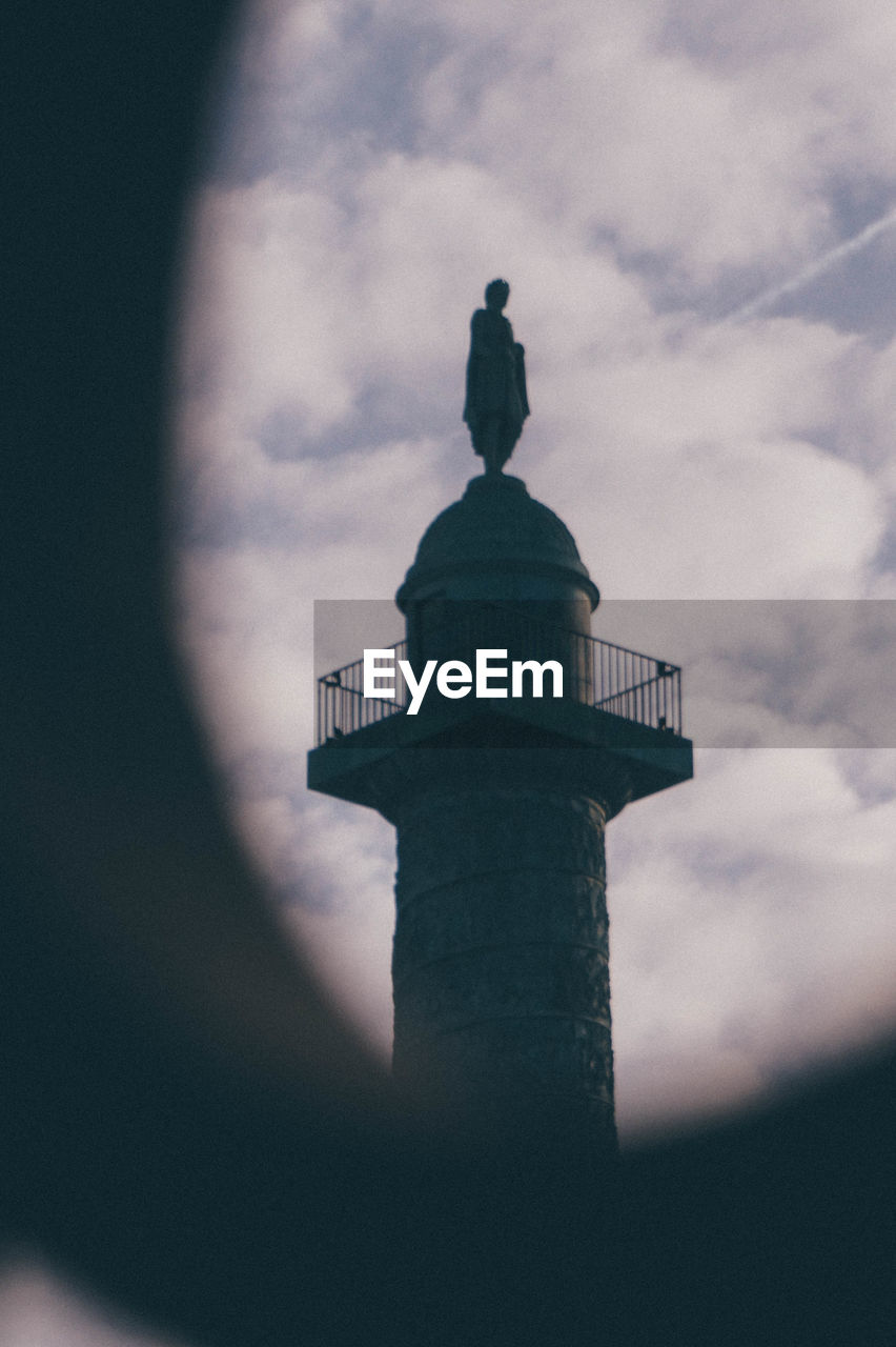 LOW ANGLE VIEW OF STATUE AGAINST SKY