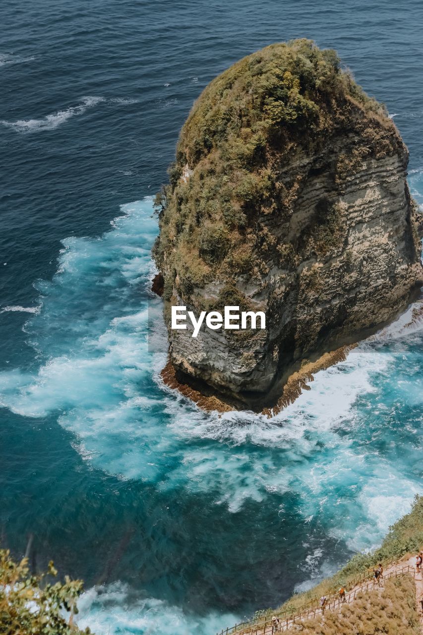 HIGH ANGLE VIEW OF ROCK FORMATION ON SEA SHORE