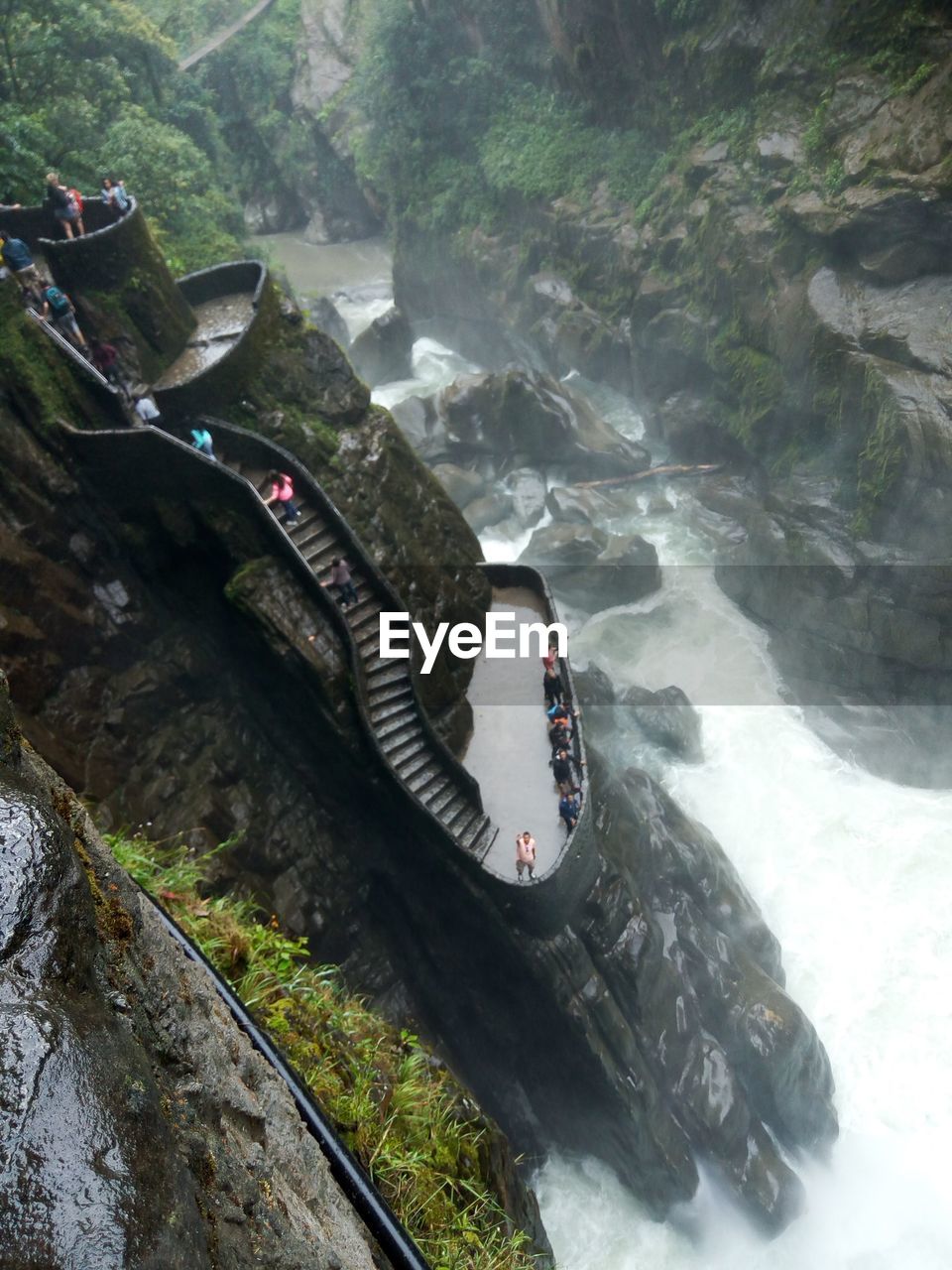 HIGH ANGLE VIEW OF HAT ON RIVER