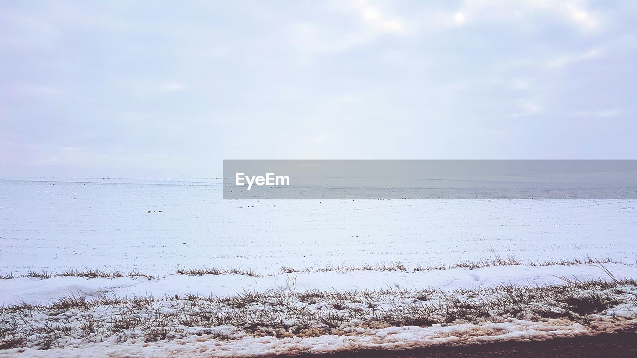 SCENIC VIEW OF SEA AGAINST SKY DURING WINTER