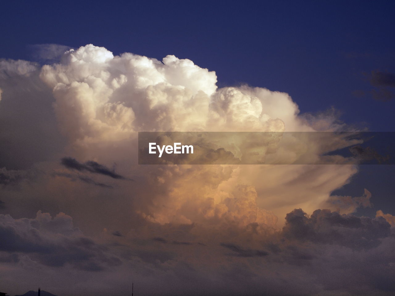 LOW ANGLE VIEW OF CLOUDY SKY DURING SUNSET