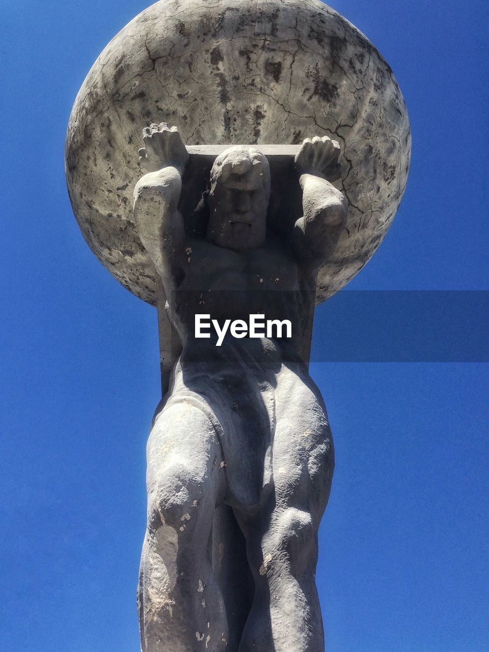 LOW ANGLE VIEW OF STATUE AGAINST CLEAR BLUE SKY