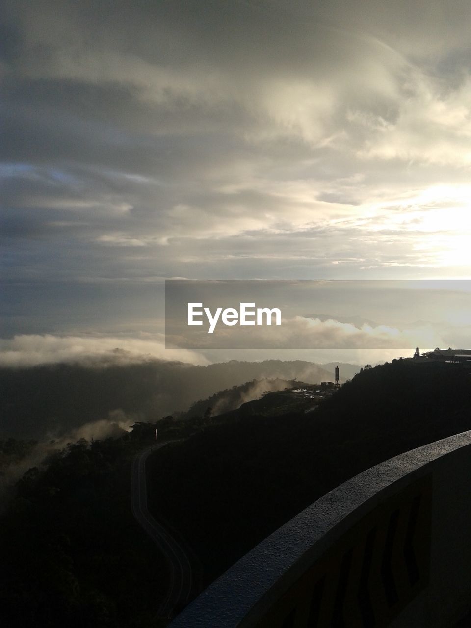 SCENIC VIEW OF DRAMATIC LANDSCAPE AGAINST SKY