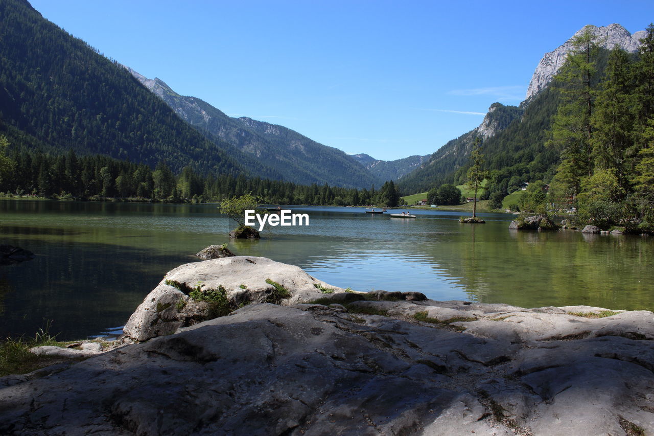 SCENIC VIEW OF LAKE AGAINST MOUNTAINS