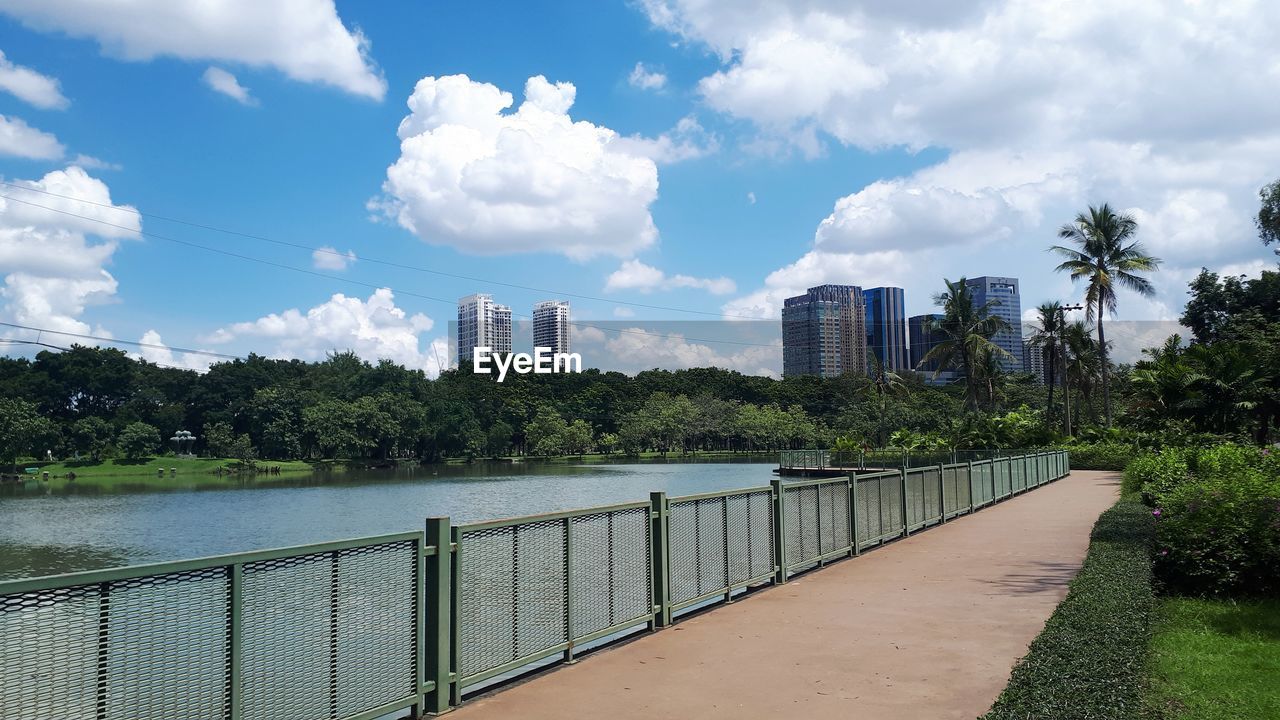 SCENIC VIEW OF RIVER AND BUILDINGS AGAINST SKY