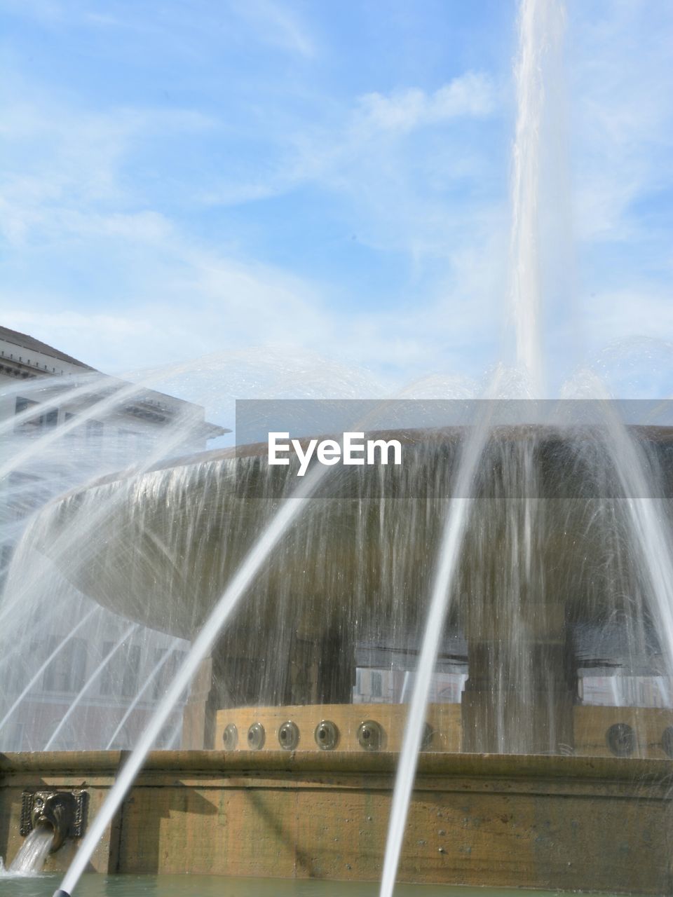 VIEW OF FOUNTAIN IN THE PARK