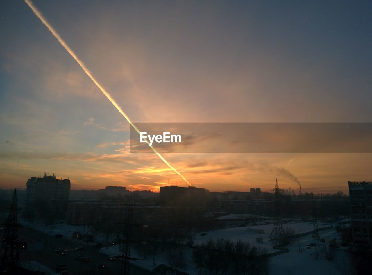 VAPOR TRAILS IN SKY AT NIGHT