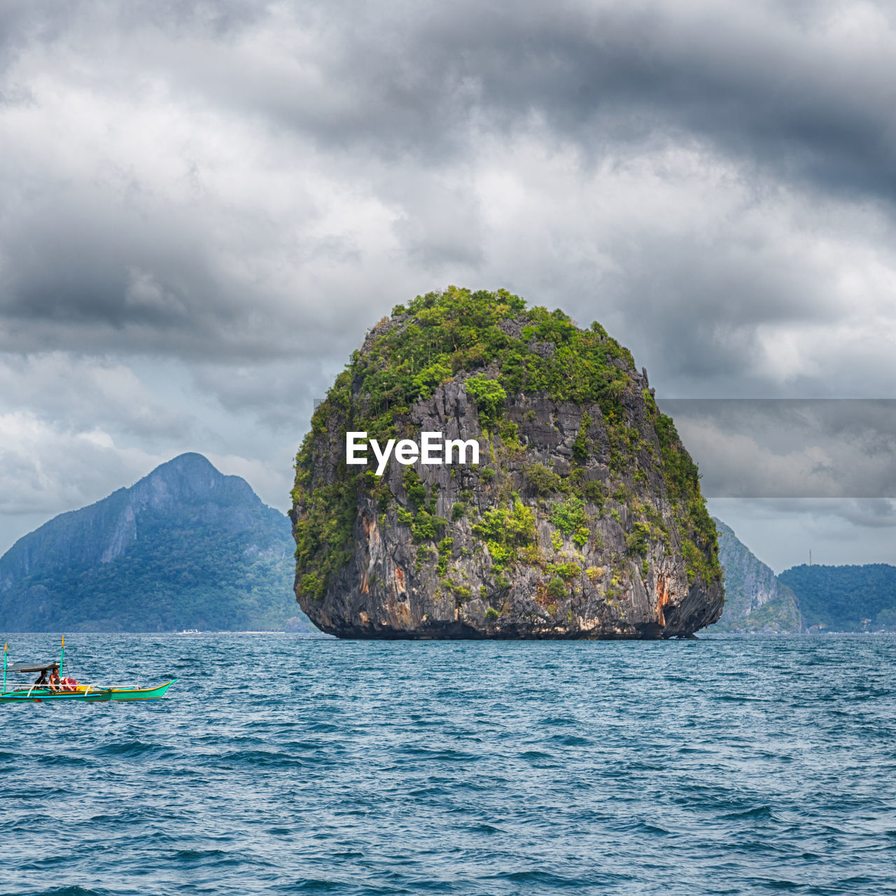 SCENIC VIEW OF SEA AND MOUNTAIN AGAINST SKY