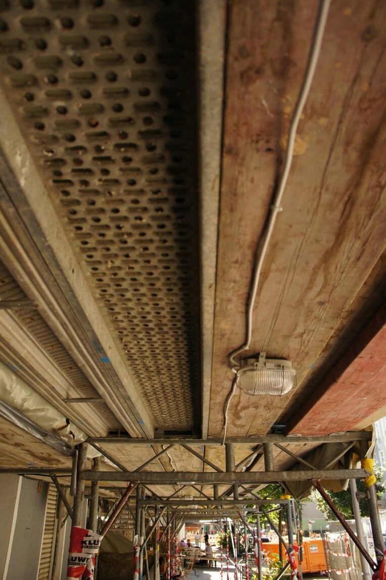 LOW ANGLE VIEW OF CEILING OF BUILDING