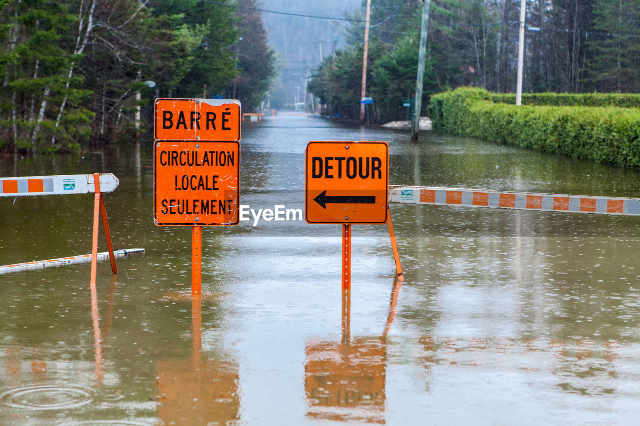 WARNING SIGN ON WET ROAD