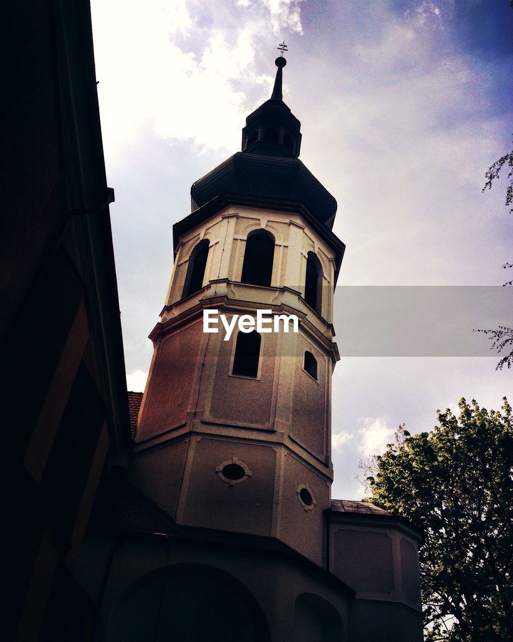 LOW ANGLE VIEW OF BUILT STRUCTURE AGAINST THE SKY