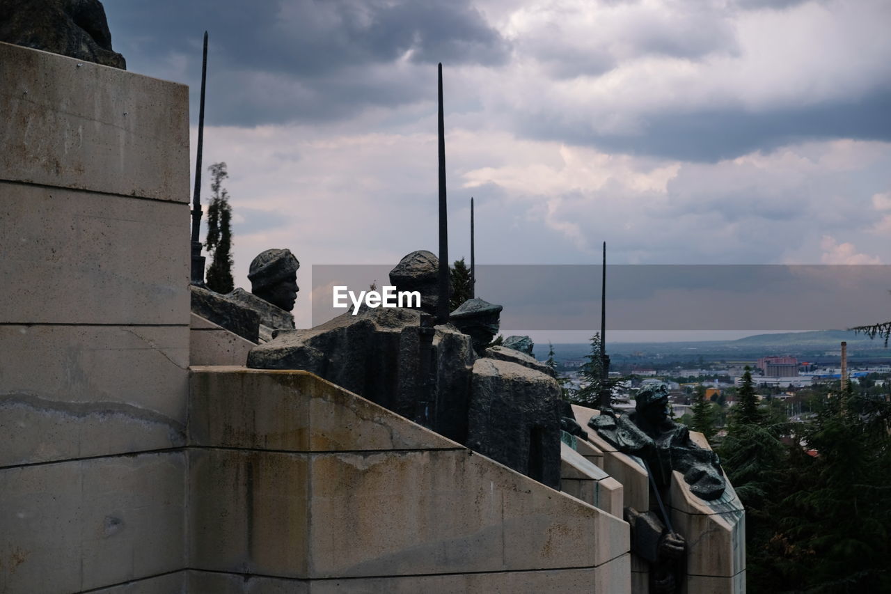 STATUE OF HISTORIC BUILDING AGAINST SKY