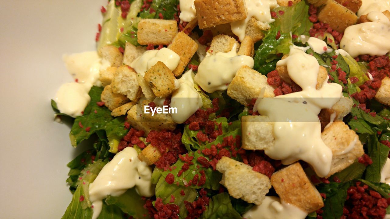 HIGH ANGLE VIEW OF SALAD IN PLATE