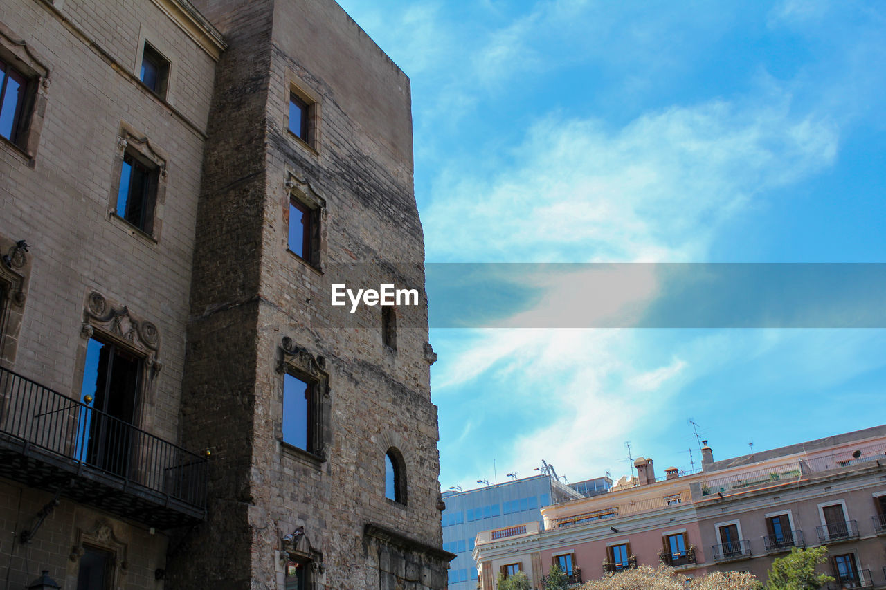 LOW ANGLE VIEW OF BUILDINGS AGAINST SKY