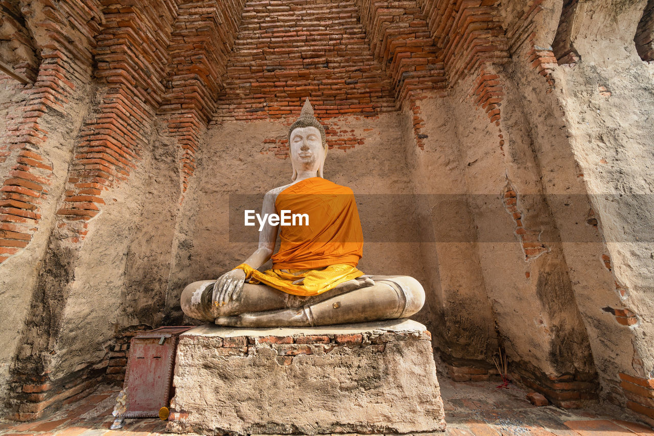 STATUE OF BUDDHA IN TEMPLE