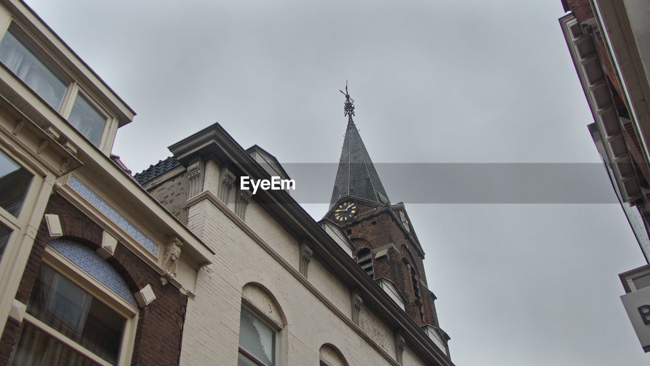 LOW ANGLE VIEW OF HISTORIC BUILDING AGAINST SKY