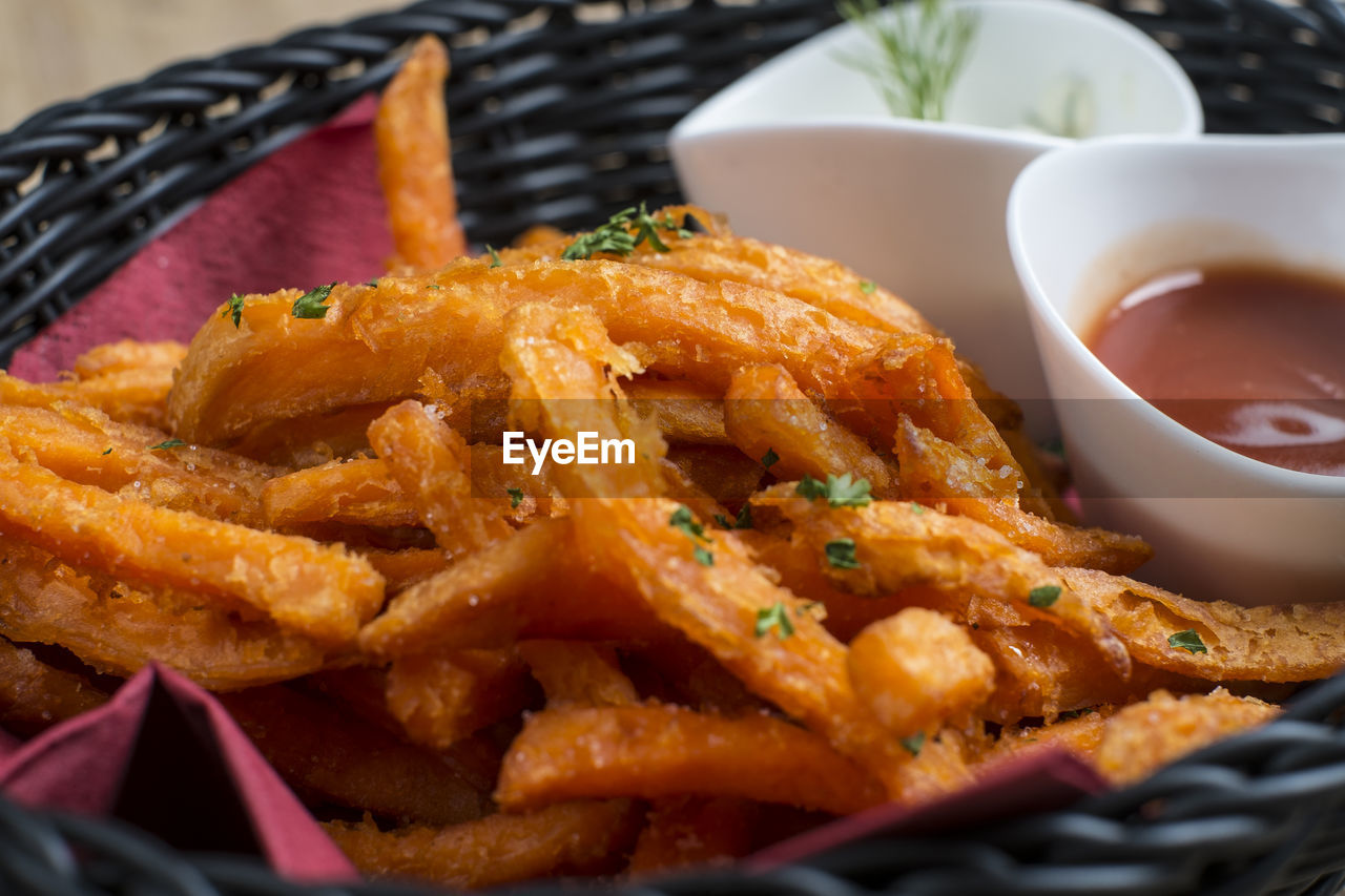 CLOSE-UP OF SERVING FOOD ON TABLE