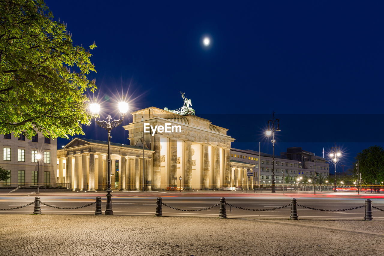 Brandenburg gate at night