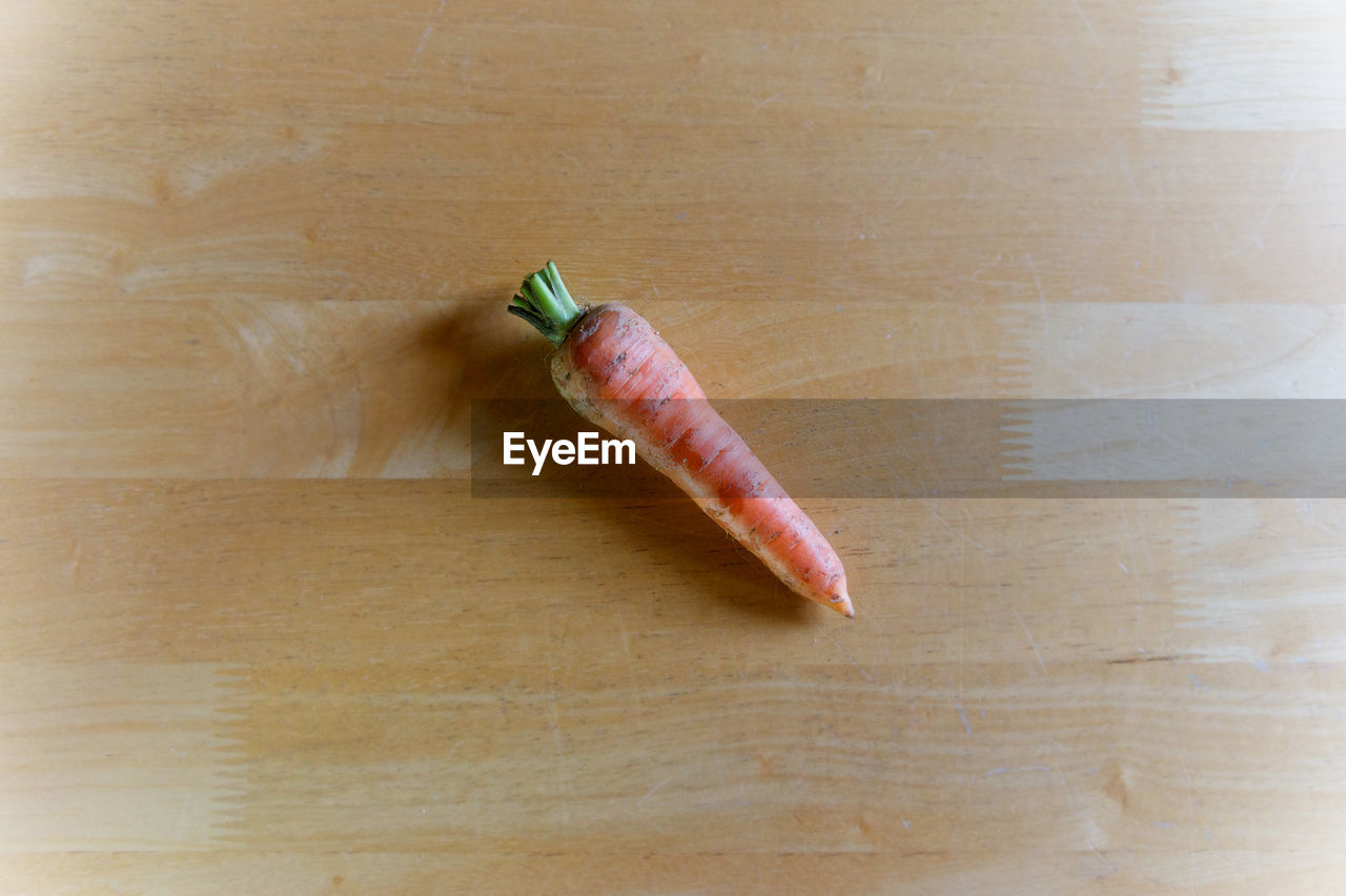 HIGH ANGLE VIEW OF BANANA ON TABLE