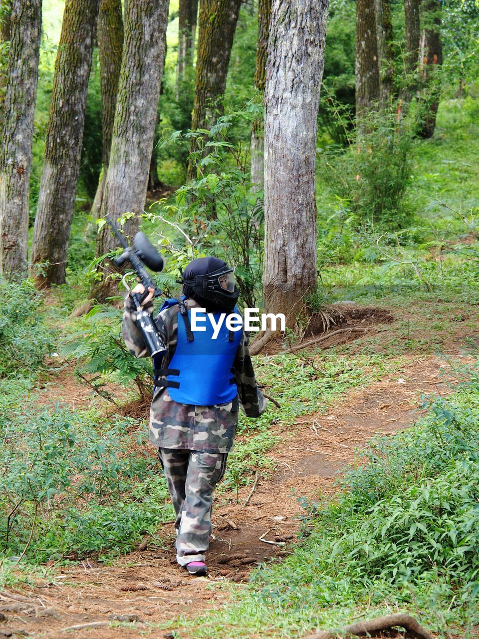 FULL LENGTH REAR VIEW OF MAN WALKING ON TREE