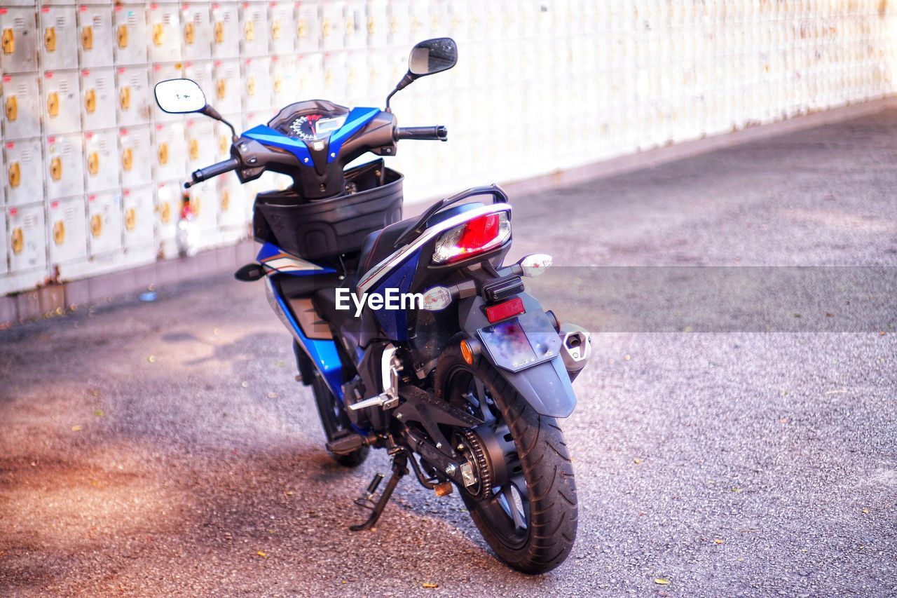 BICYCLE PARKED ON FOOTPATH