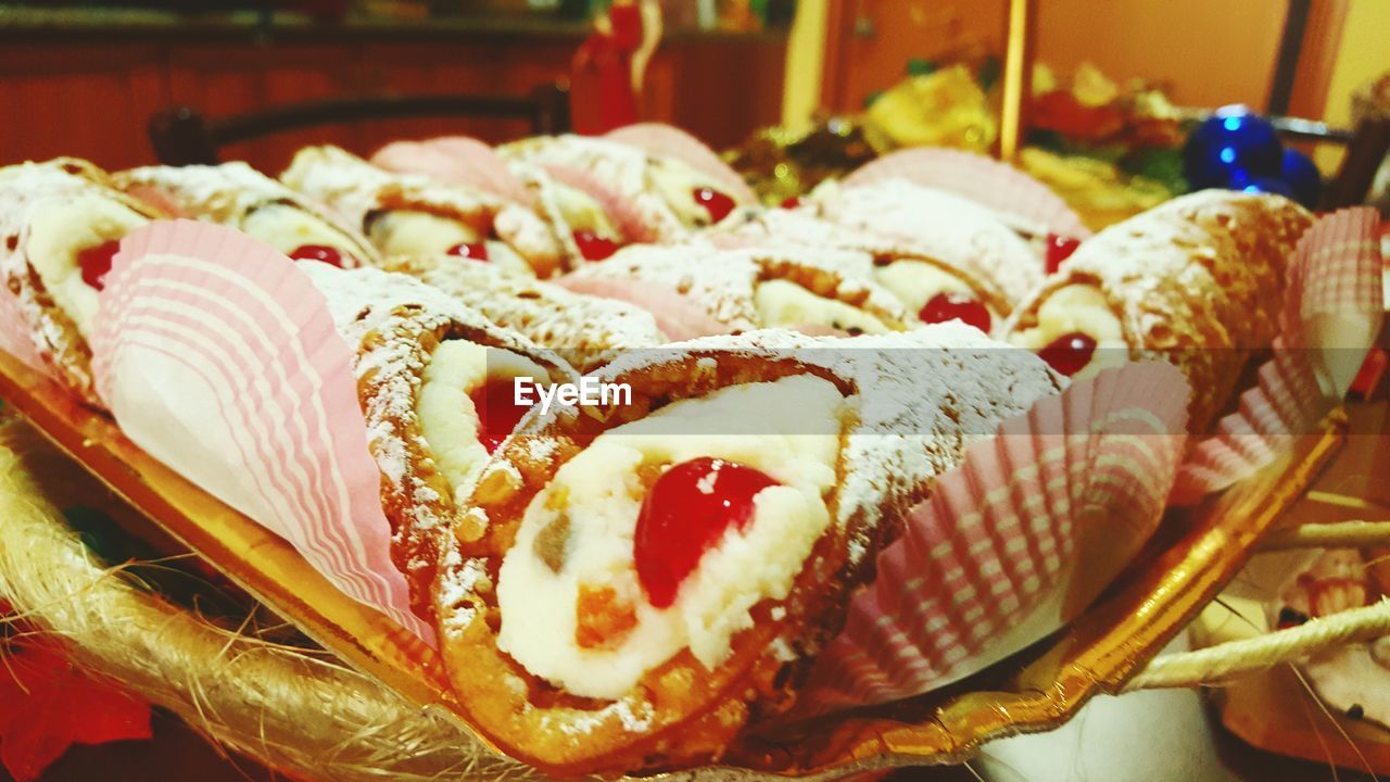 Close-up of fresh cannoli served in tray